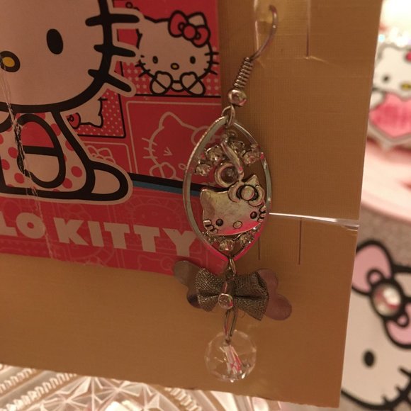 ADORABLE kitten heels and earings with hello kitty and crystal details! - Picture 7 of 11